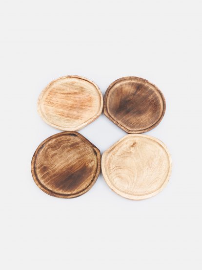Zestaw 4 okrągłych tacek wykonanych z drewna mango