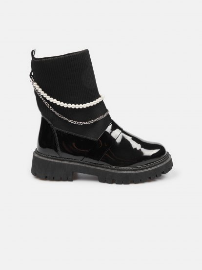 Ankle boots with pearls and chain