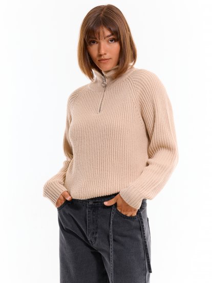 Pullover with zipper