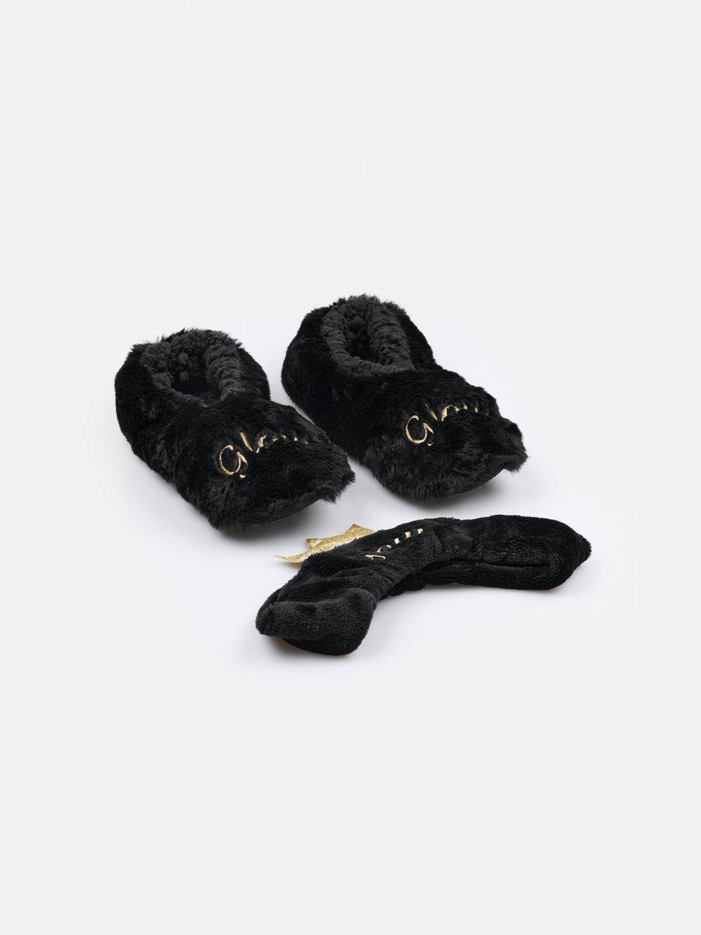 Pack of slippers and cosmetic headband