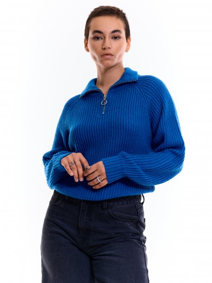 Pullover with zipper