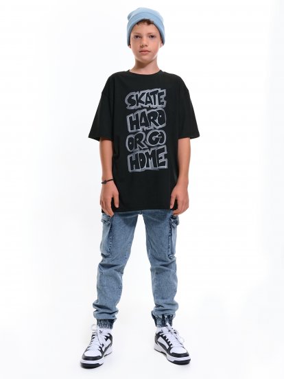 Oversize bavlnené tričko s nápisom chlapčenské