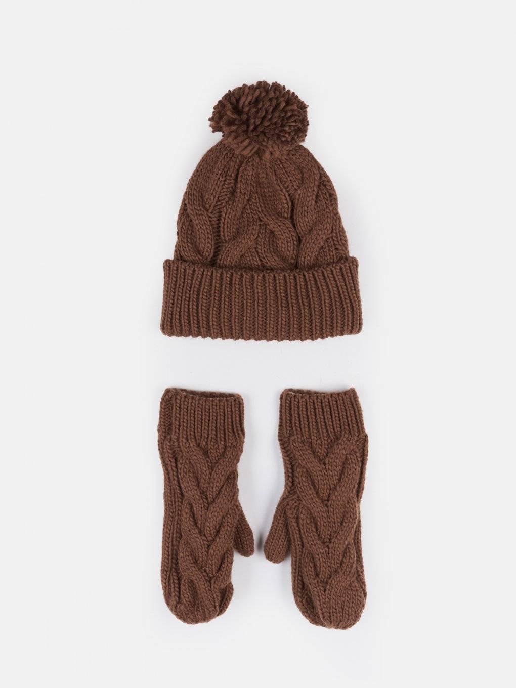 Knitted beanie with pompom