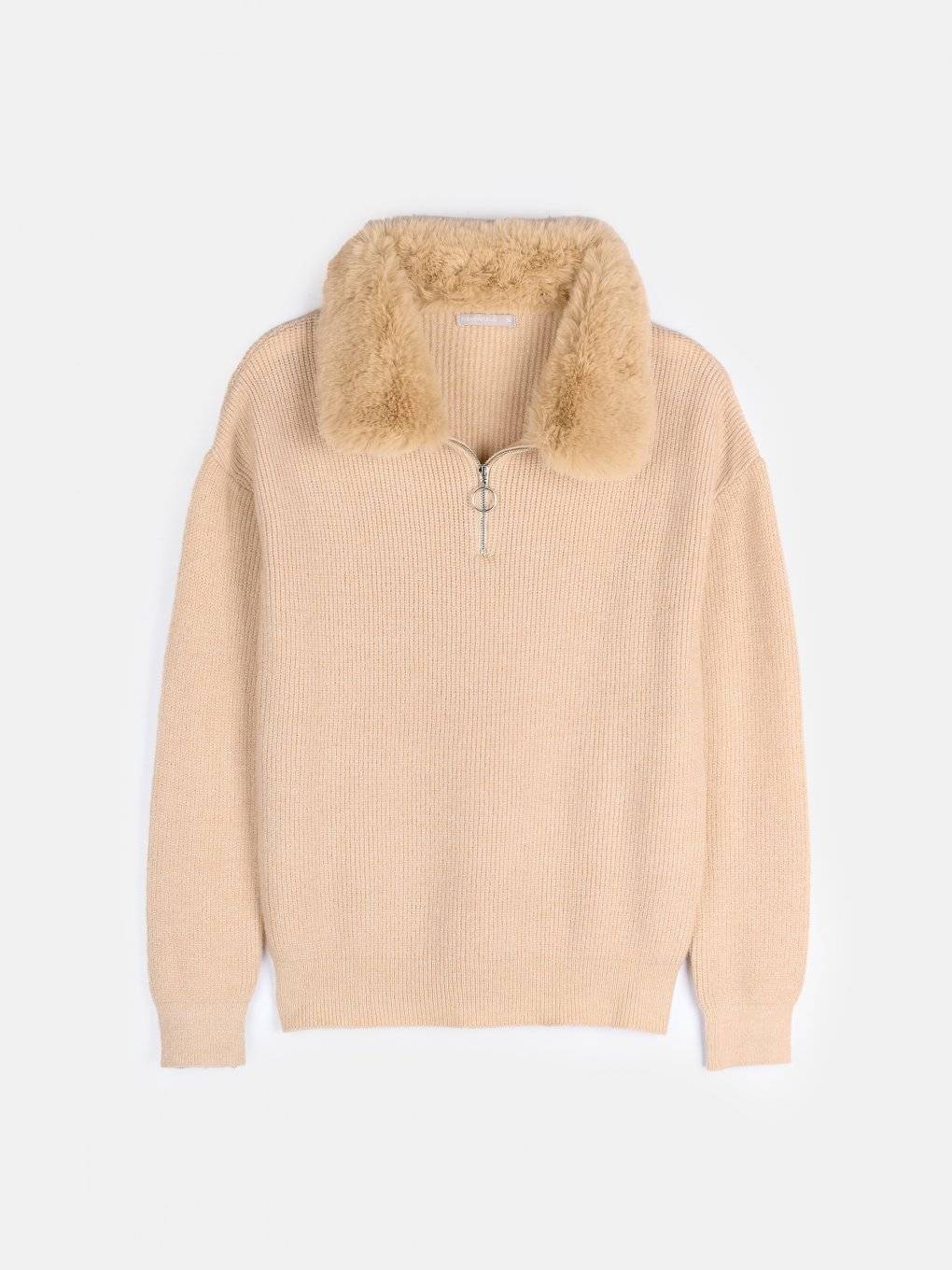 Pullover with faux fur collar