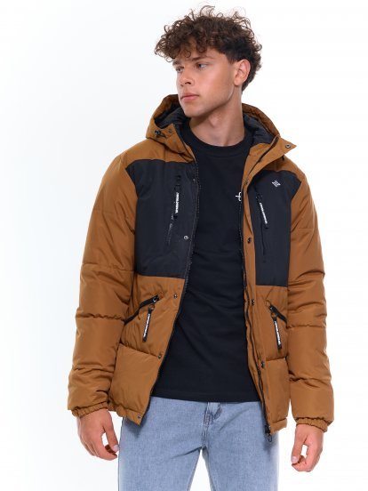 Zimná bunda s vreckami a neodnímateľnou kapucňou