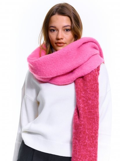 Warm scarf with tassels