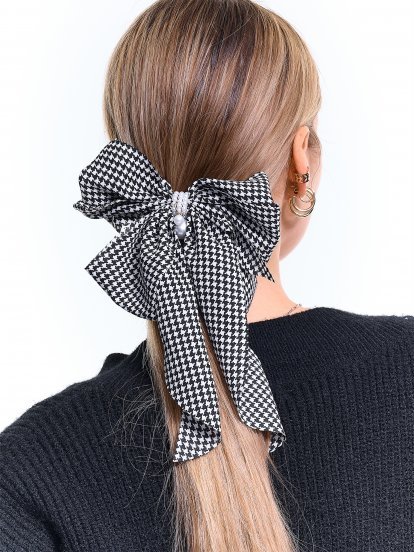 Bow with pearls