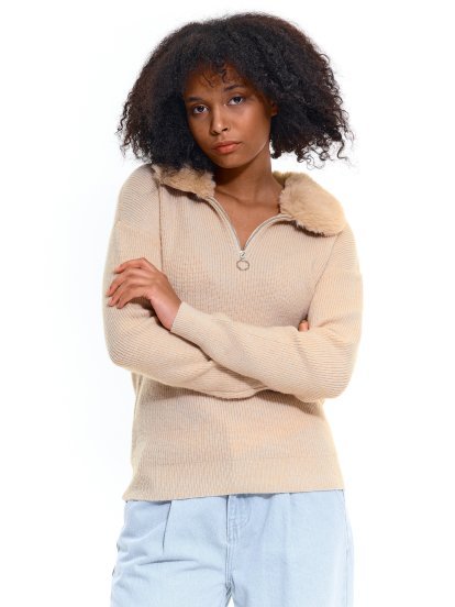Pullover with faux fur collar