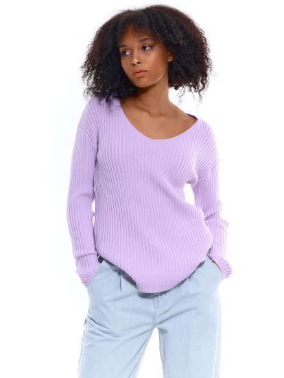 Damski prążkowany sweter z dekoltem w szpic