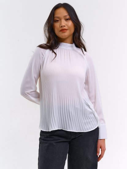Blouse with long sleeves