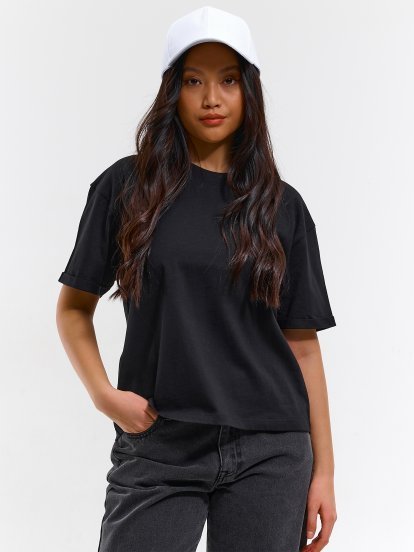 Basic t-shirt with short sleeves