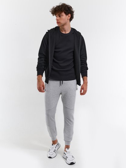 Sweatpants with zip-up pockets