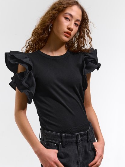 Ruffle sleeves knitted top