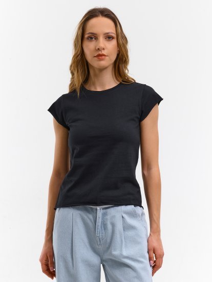 Základné bavlnené tričko s neopracovaným lemom