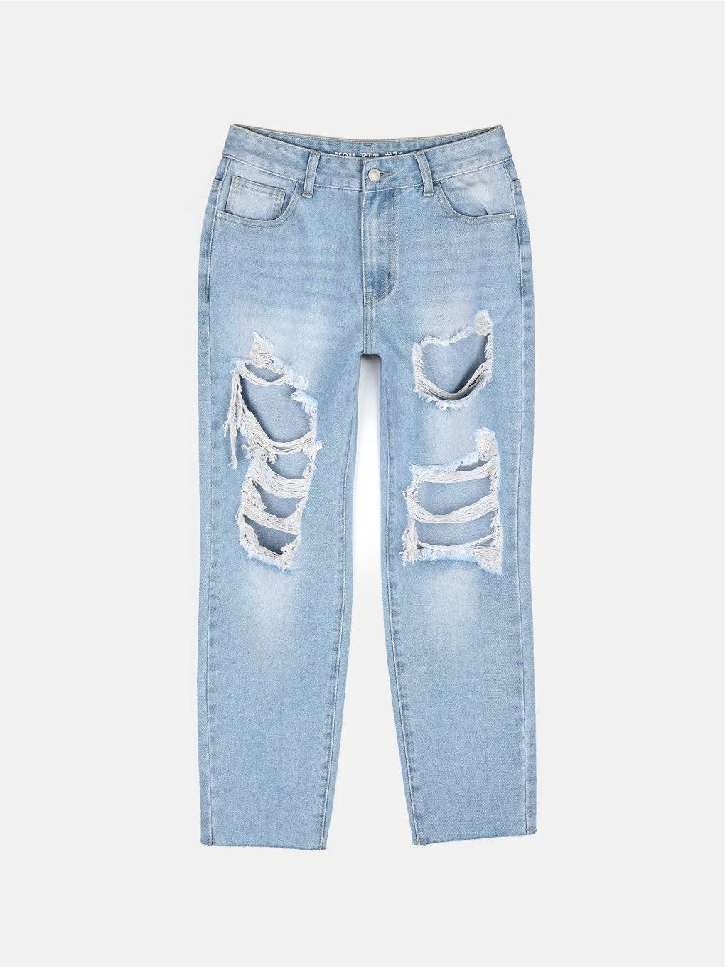 Mom-Jeans mit Löchern