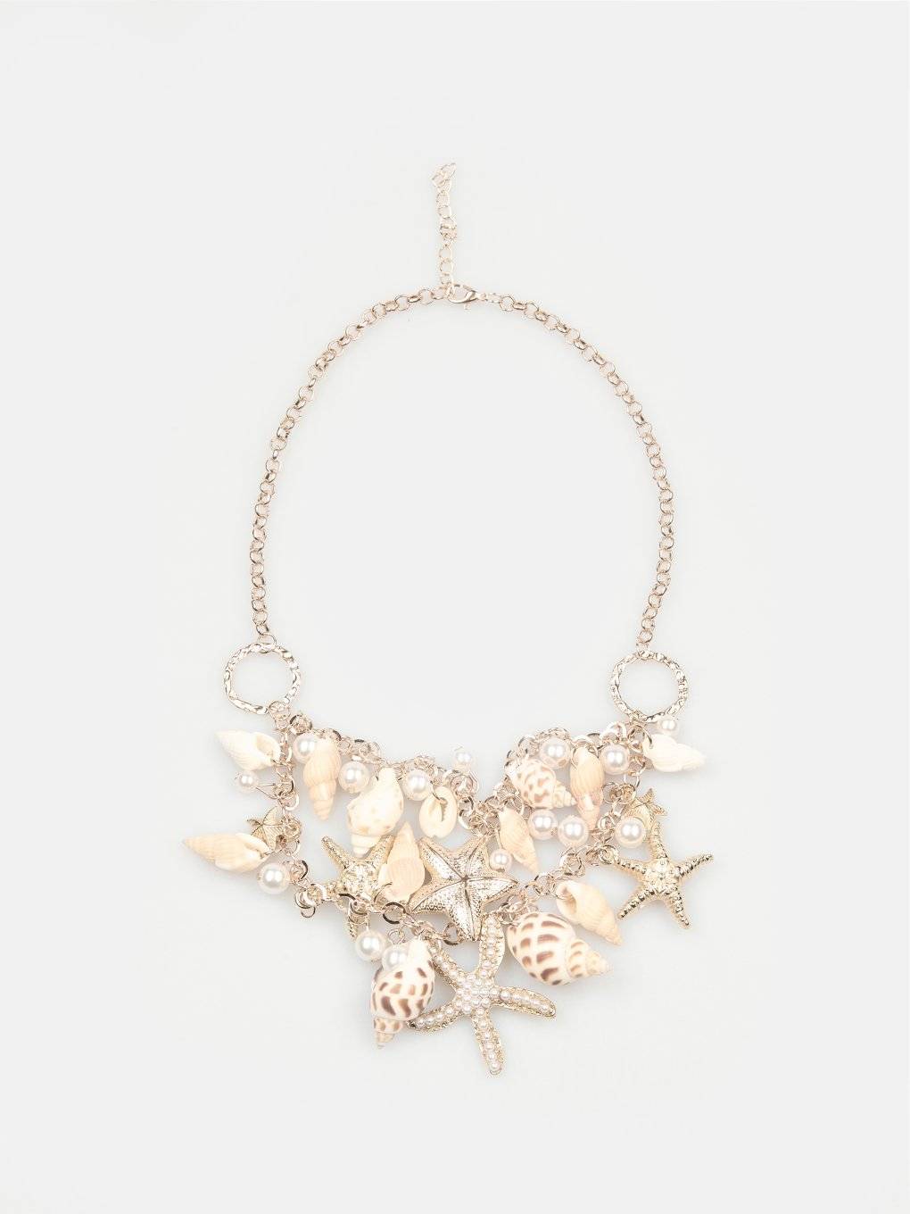 Necklace with decorative seashells