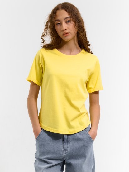 Bavlnené tričko s oválnym spodným lemom