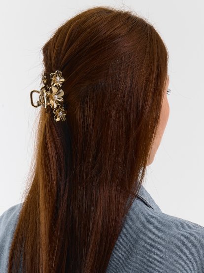 Metal hair clip in flower design