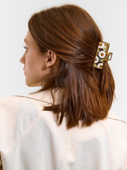 Metal hairclip with flower design