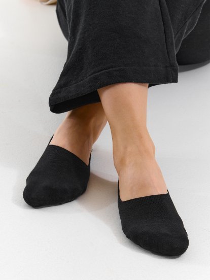 Balenie 2 párov ponožiek so silikónovým prúžkom