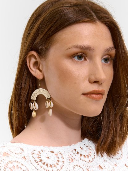 Earrings with seashells