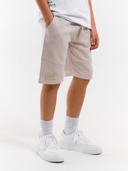 Kratke športne hlače s kontrastnim našitkom