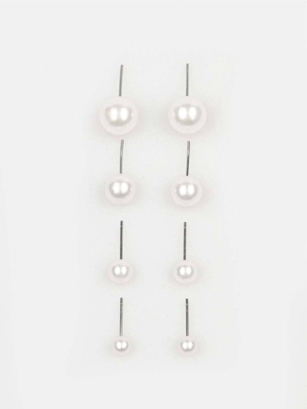 Set of basic pearl earrings