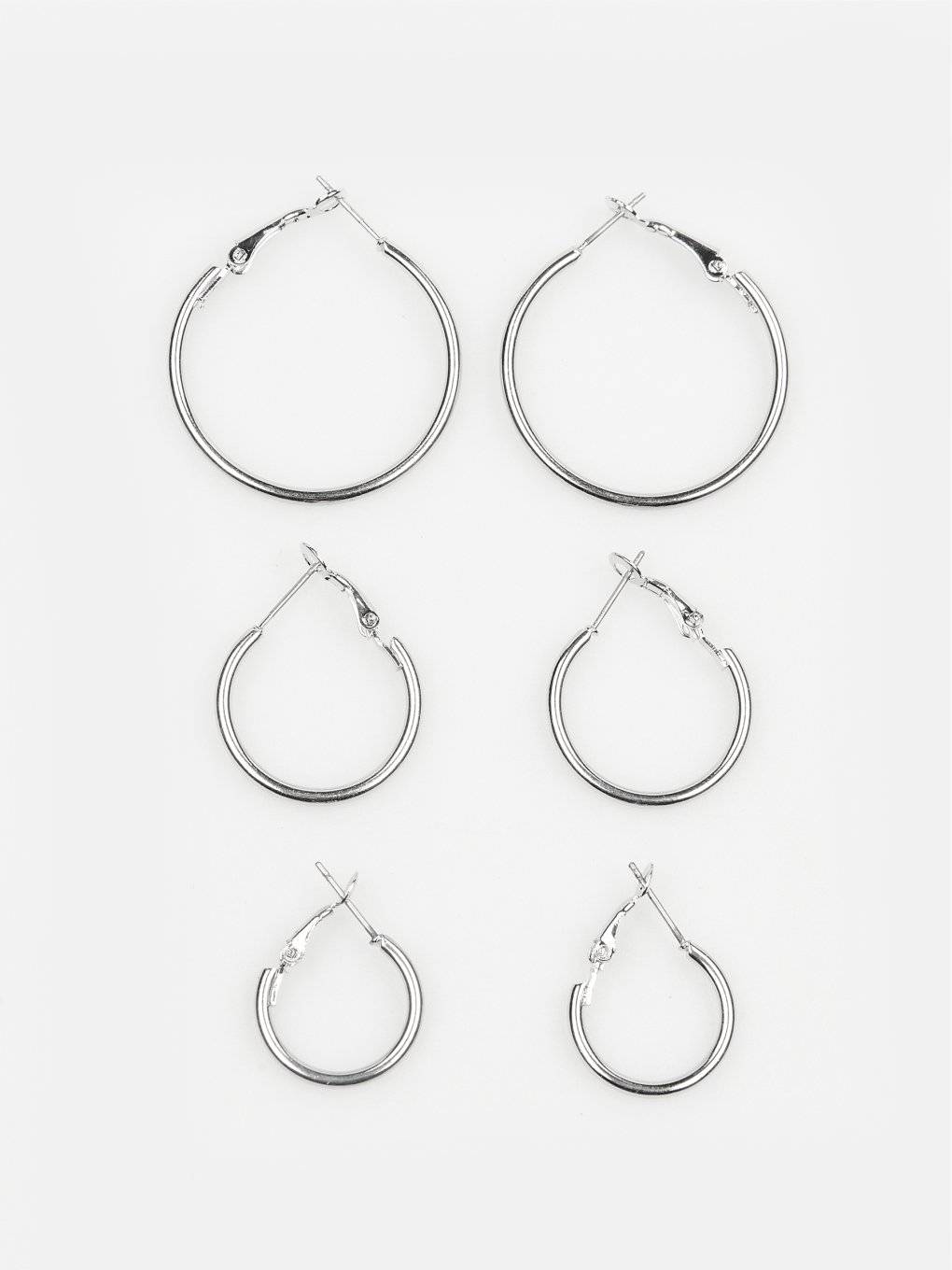 Set of basic hoop earrings